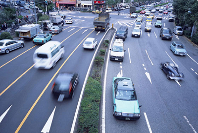 道路を走る車